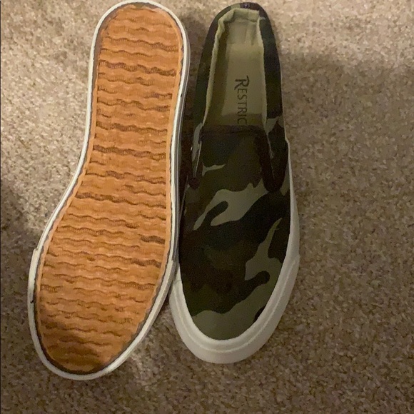 Camo Slides - Picture 2 of 3